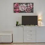 Апартаменты Andela 2bdrs & Free Wifi *