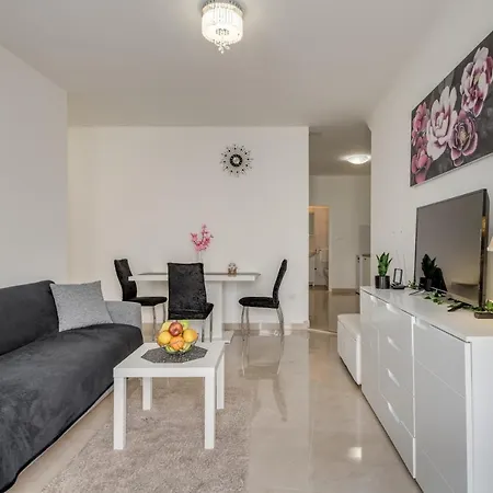 Andela 2bdrs & Free Wifi * Split