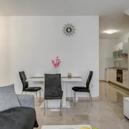 Andela 2bdrs & Free Wifi Split