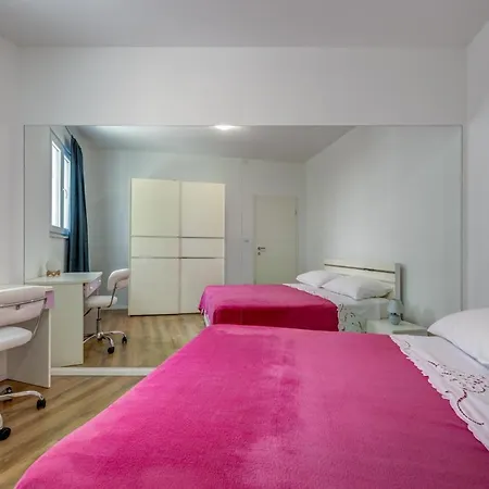 Andela 2bdrs & Free Wifi * Split