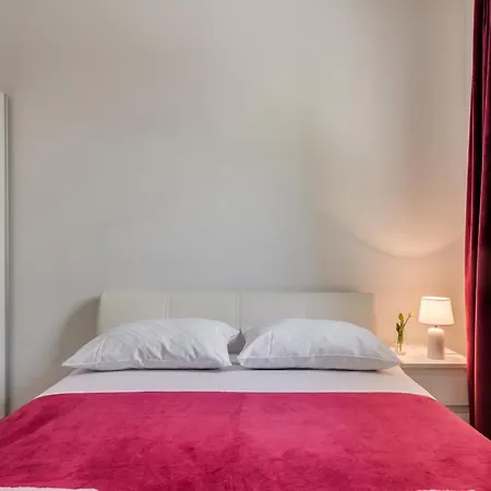 Andela 2bdrs & Free Wifi Split