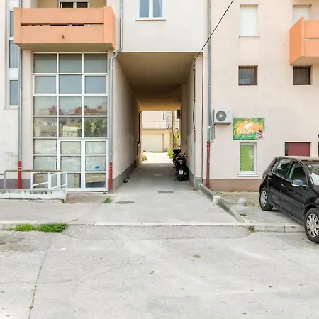 Andela 2bdrs & Free Wifi * سبليت