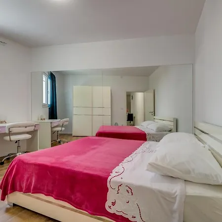 Andela 2bdrs & Free Wifi سبليت