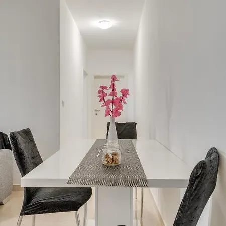 Andela 2bdrs & Free Wifi